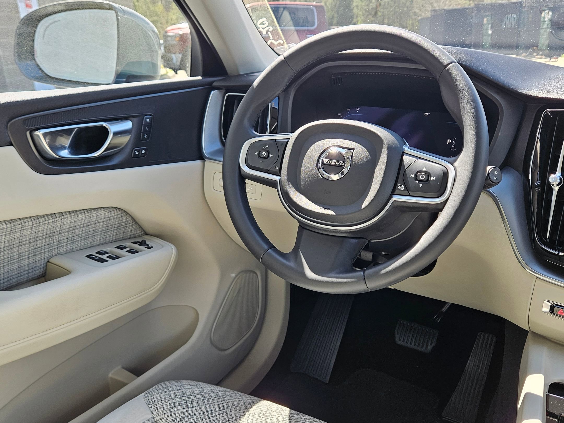 Used 2022 Volvo XC60 B5 Momentum image 9