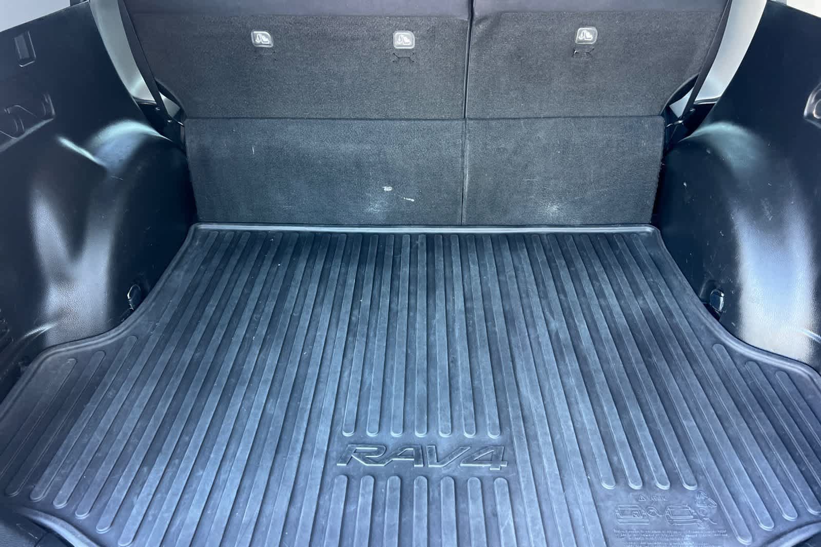 Used 2018 Toyota RAV4 XLE FWD image 17