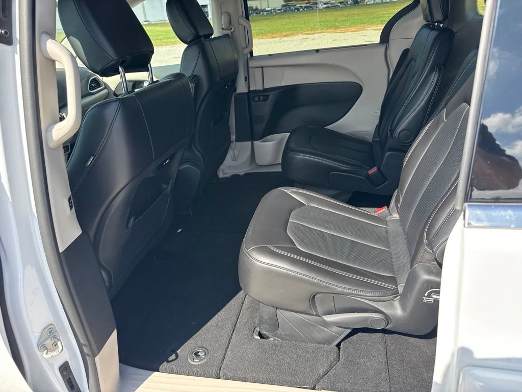 Used 2024 Chrysler Pacifica Touring-L FWD image 17