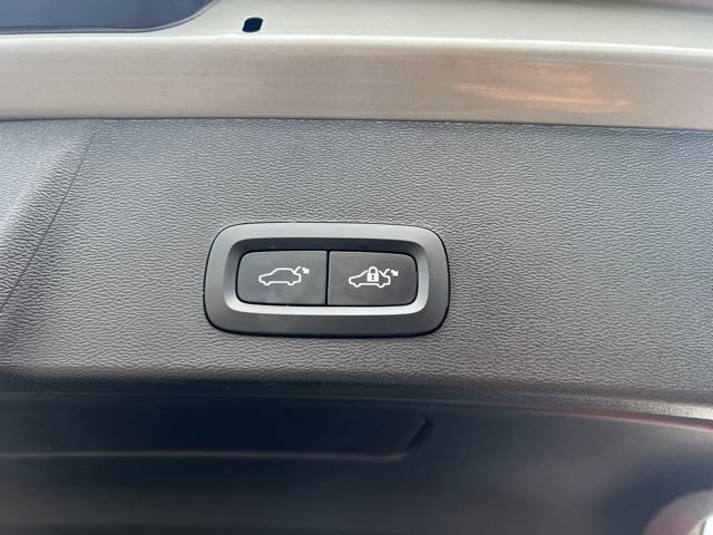 Used 2024 Volvo XC40 B5 Plus AWD/4WD image 22