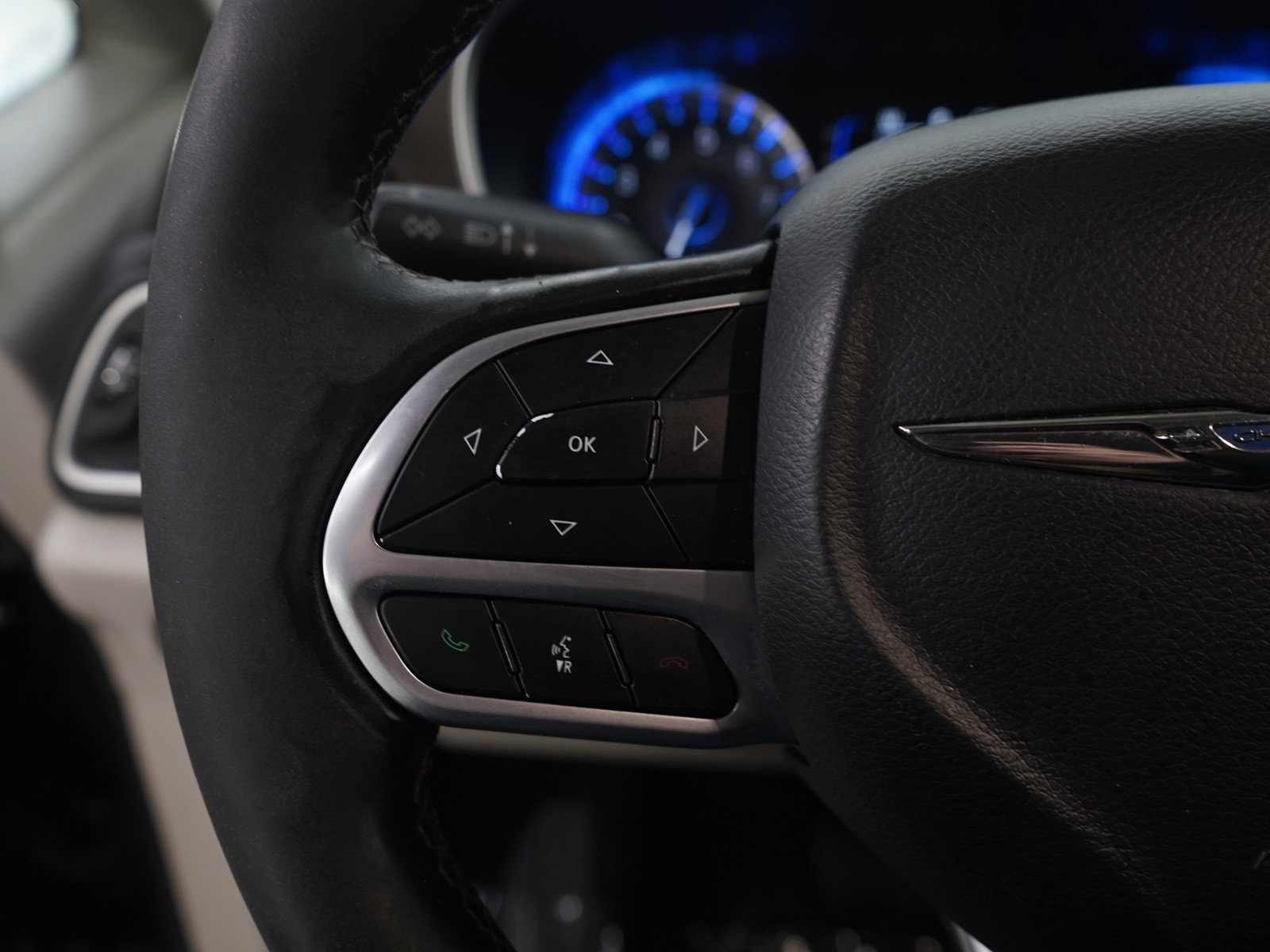 Used 2019 Chrysler Pacifica Touring-L image 19