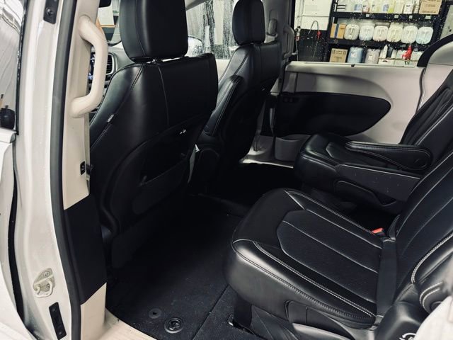 Used 2024 Chrysler Pacifica Touring-L FWD image 21