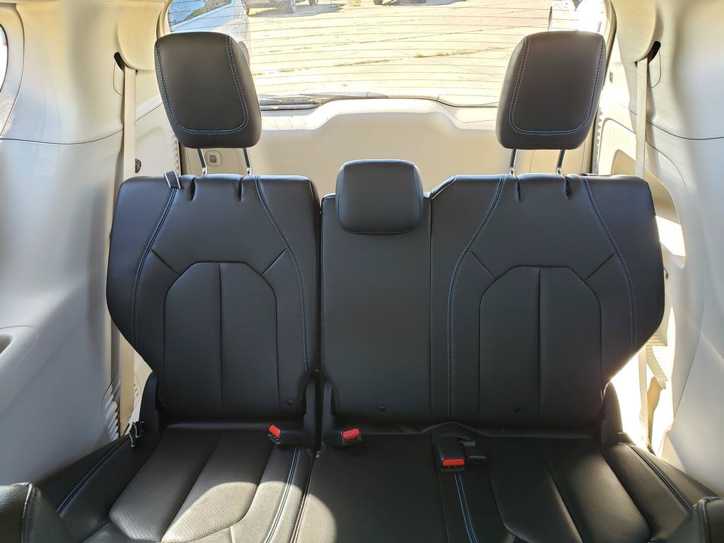 Used 2021 Chrysler Pacifica Touring-L FWD image 14