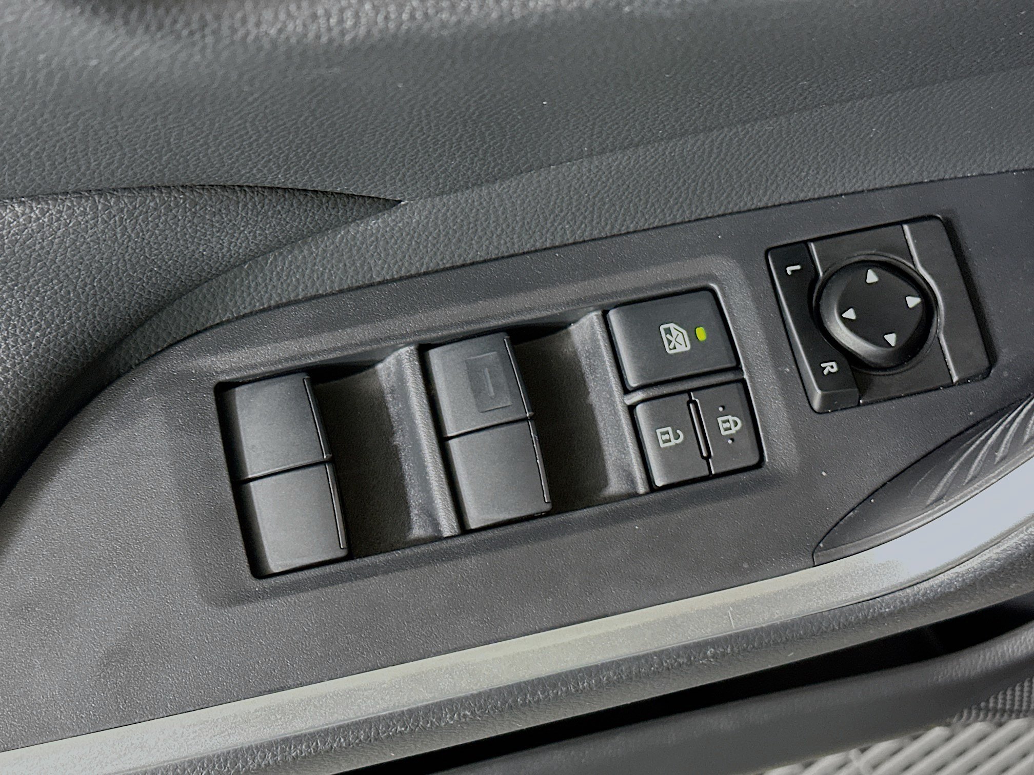 Used 2019 Toyota RAV4 LE FWD image 14