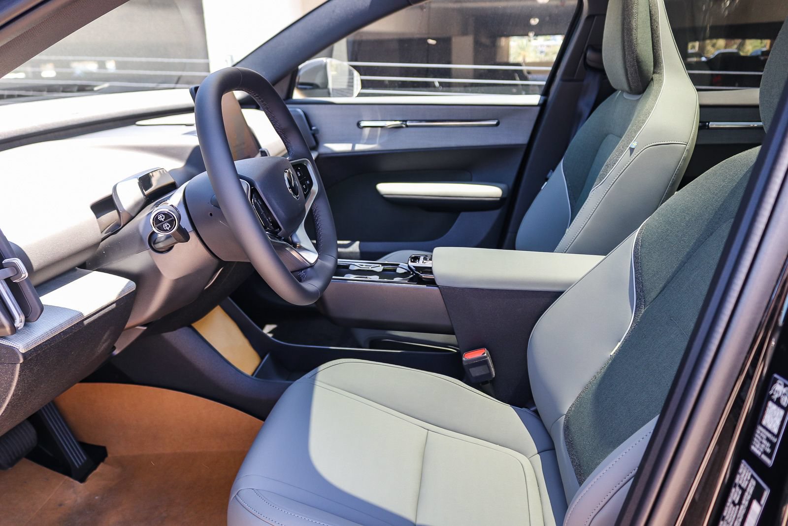 New 2025 Volvo EX30 Plus w/ Protection Package Premier AWD/4WD image 17