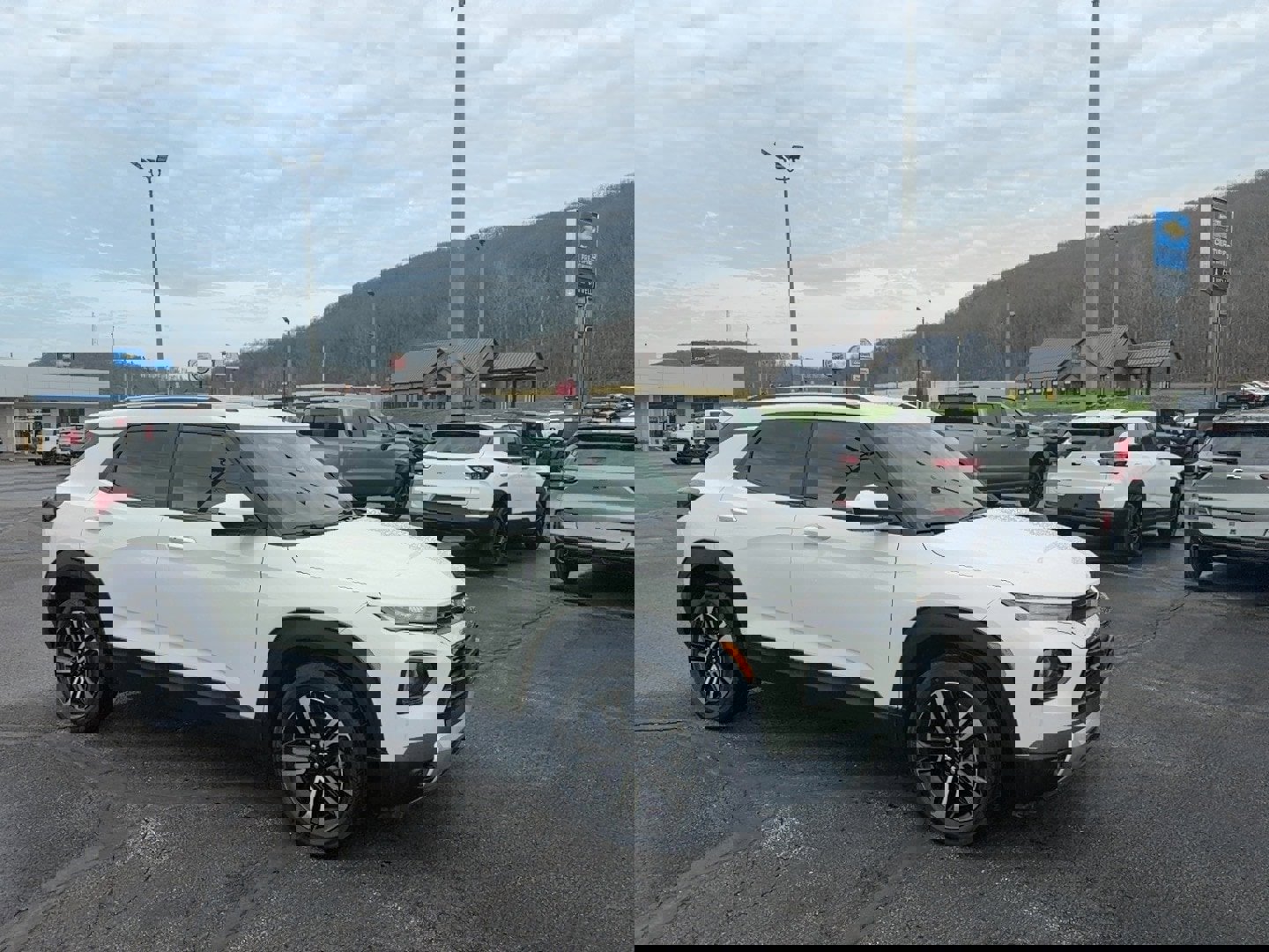 Used 2023 Chevrolet TrailBlazer LT image 1