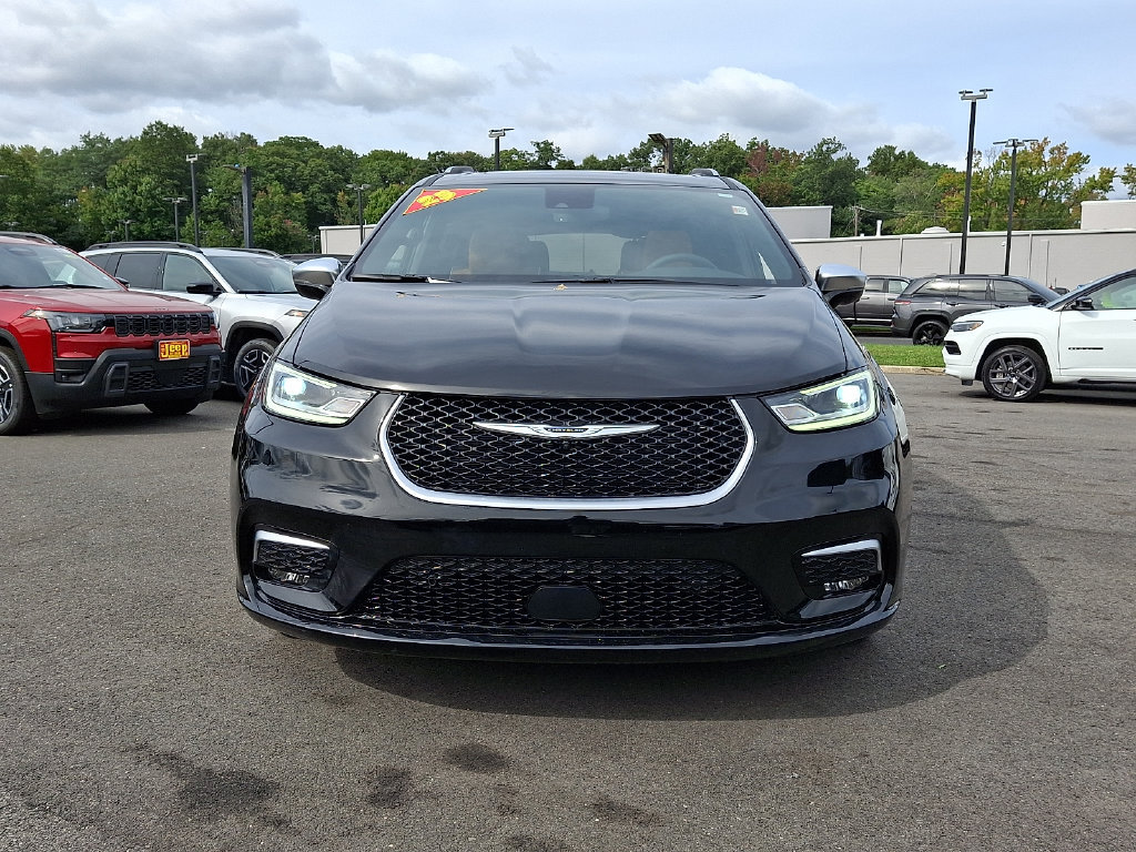Certified 2025 Chrysler Pacifica Pinnacle FWD image 2