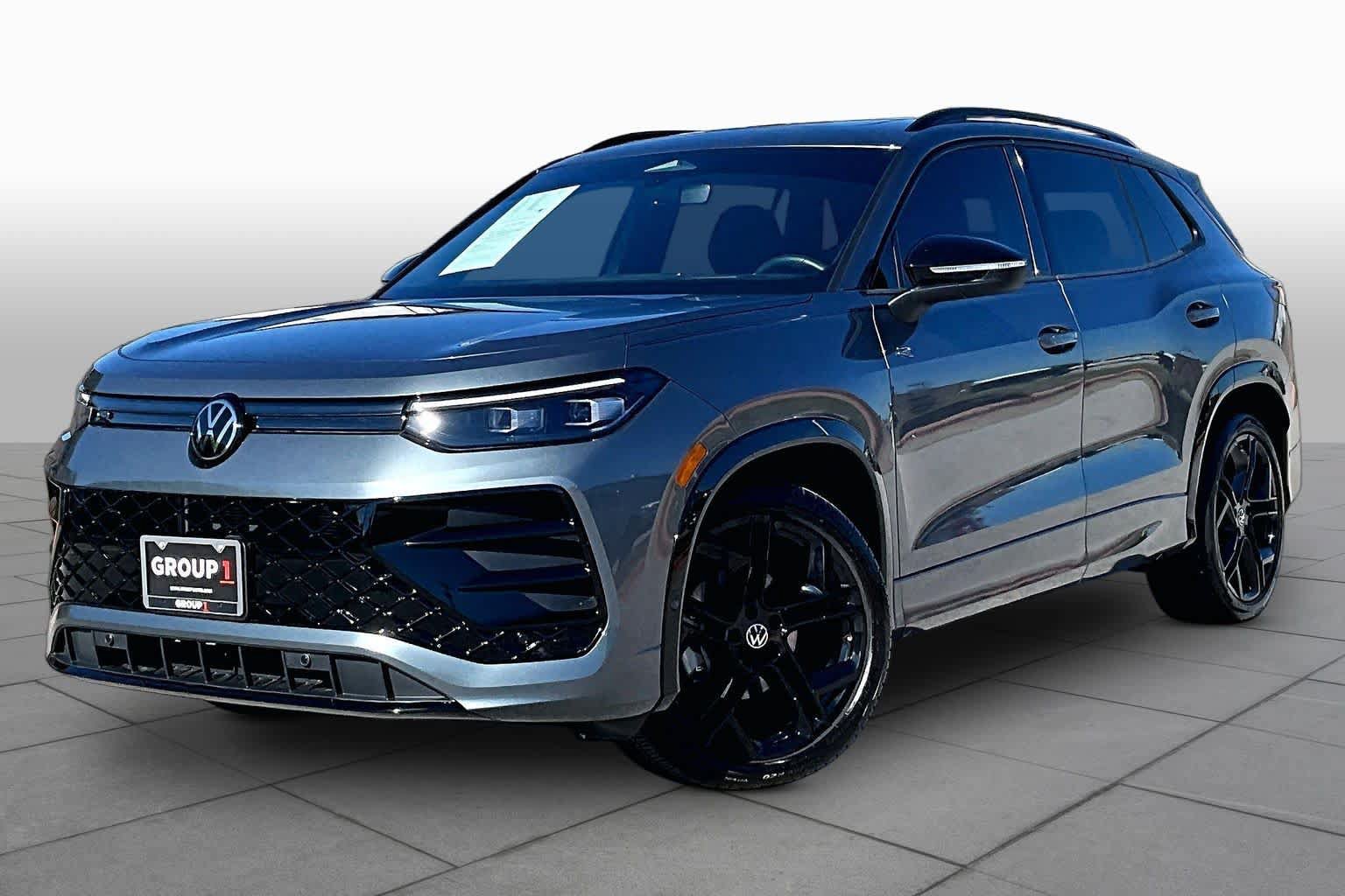 Used 2025 Volkswagen Tiguan SE R-Line FWD image 2