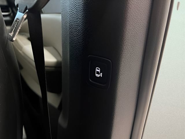 Used 2026 Kia Carnival FWD image 14