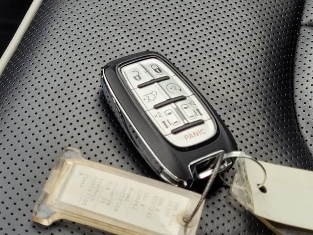 Used 2025 Chrysler Pacifica Limited FWD image 39
