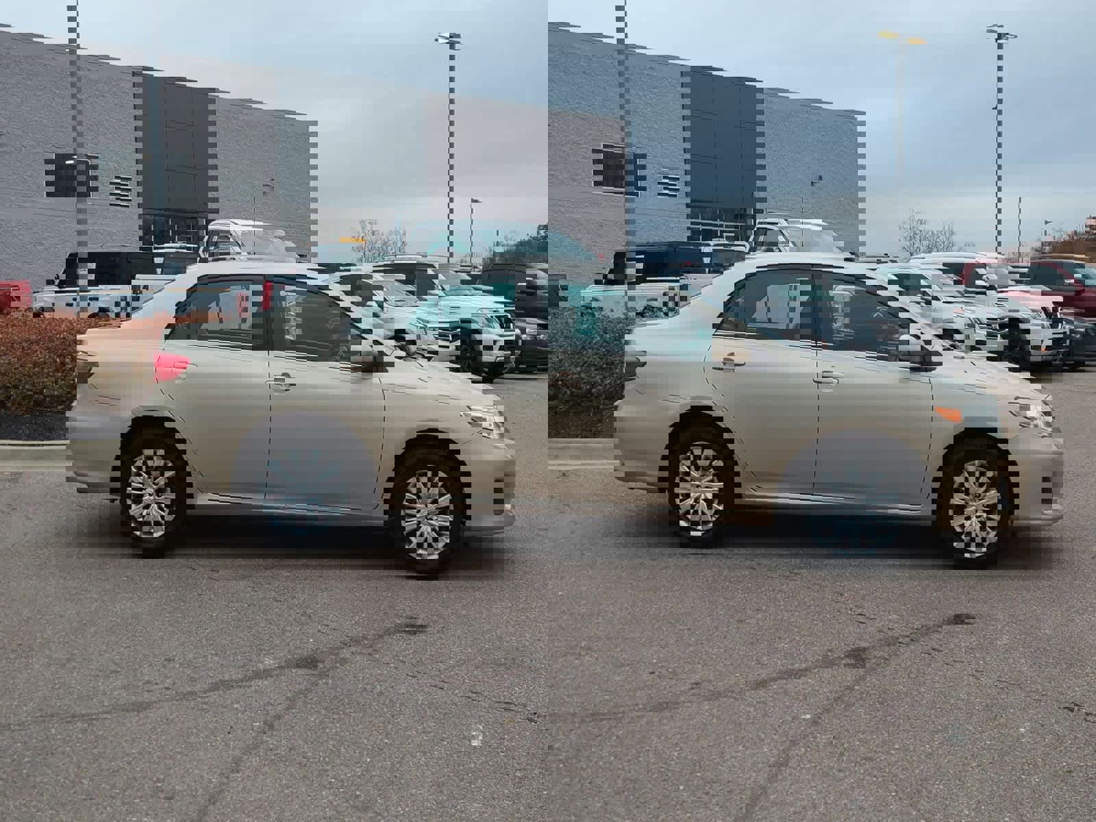 Used 2013 Toyota Corolla LE image 9