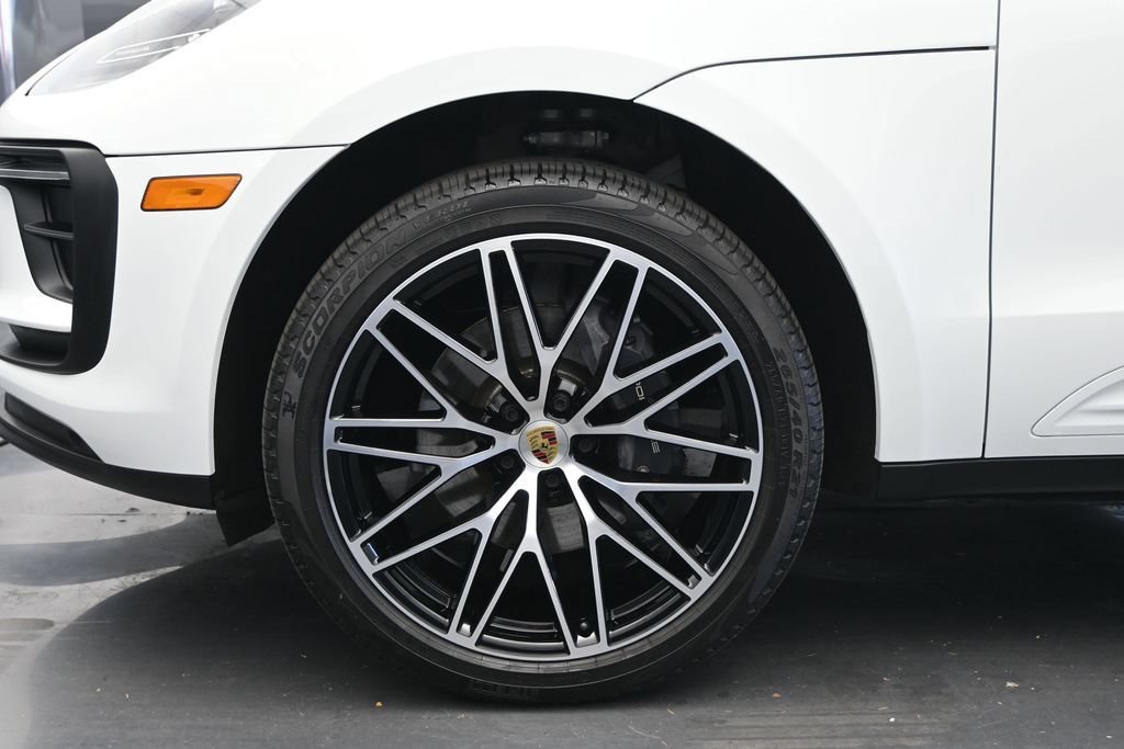 Used 2025 Porsche Macan AWD/4WD image 18