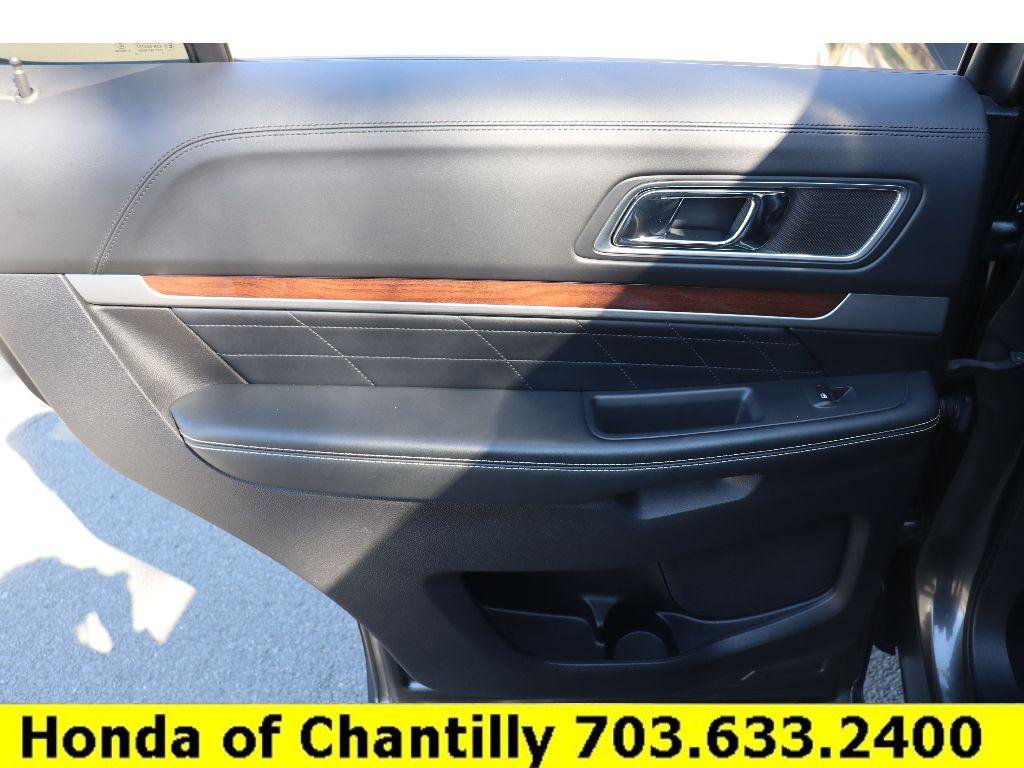 Used 2017 Ford Explorer Platinum image 27