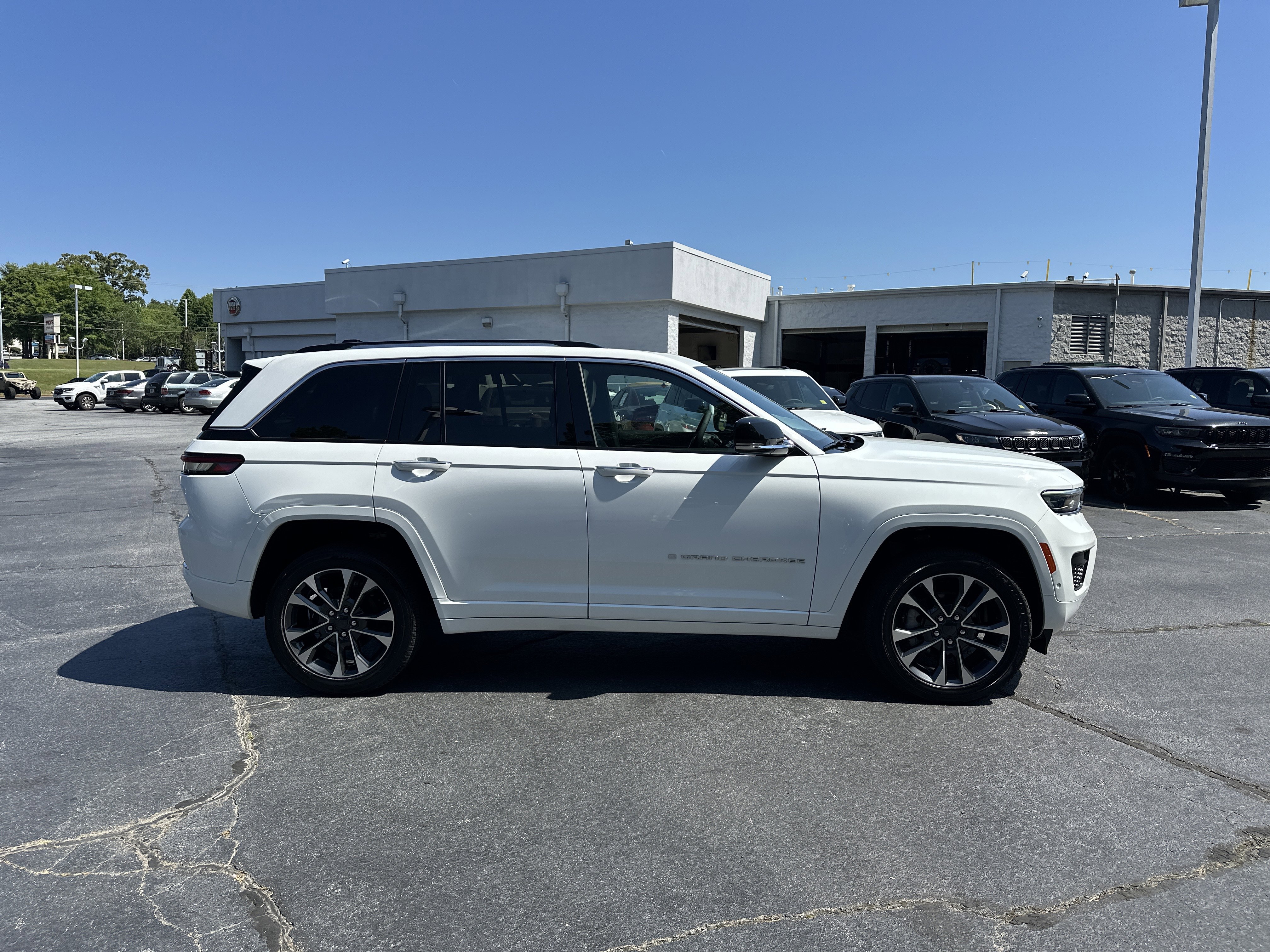 Used 2024 Jeep Grand Cherokee Overland w/ Trailer Tow Package AWD/4WD image 10