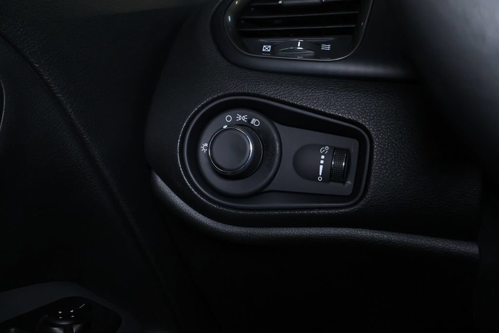 Used 2023 Jeep Renegade Latitude AWD/4WD image 24