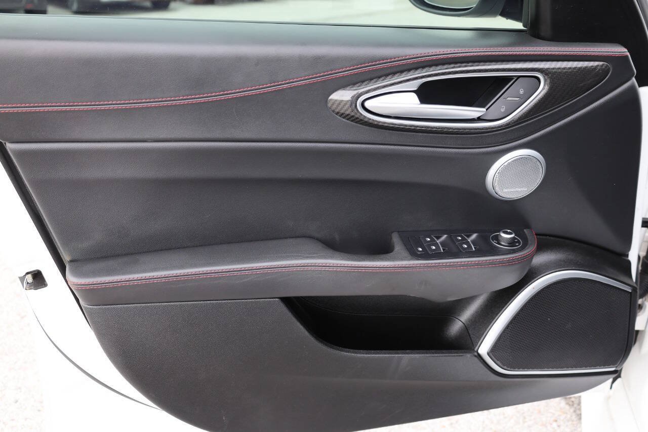 Used 2017 Alfa Romeo Giulia Quadrifoglio RWD image 12
