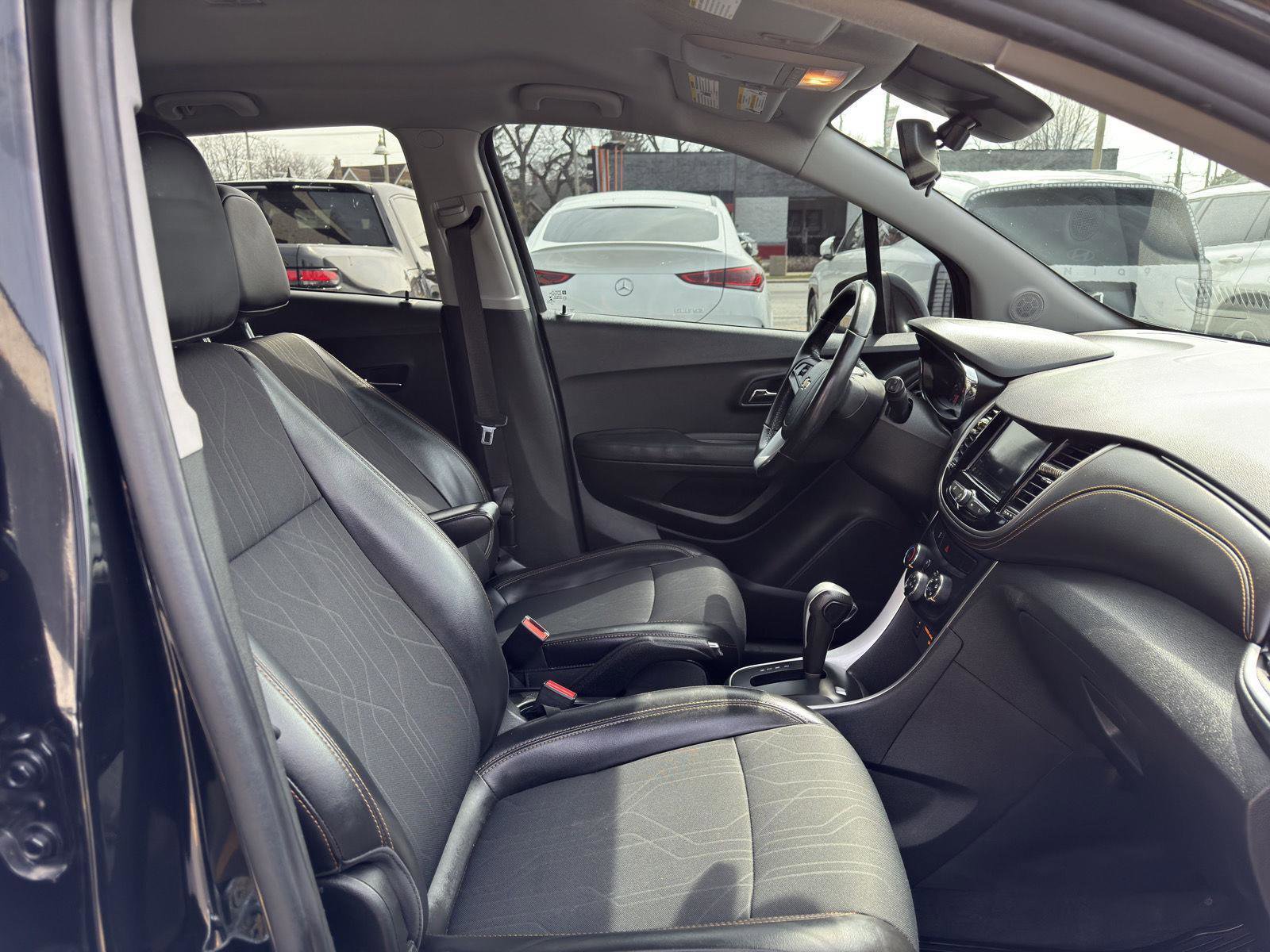 Used 2019 Chevrolet Trax LT w/ LT Convenience Package AWD/4WD image 34