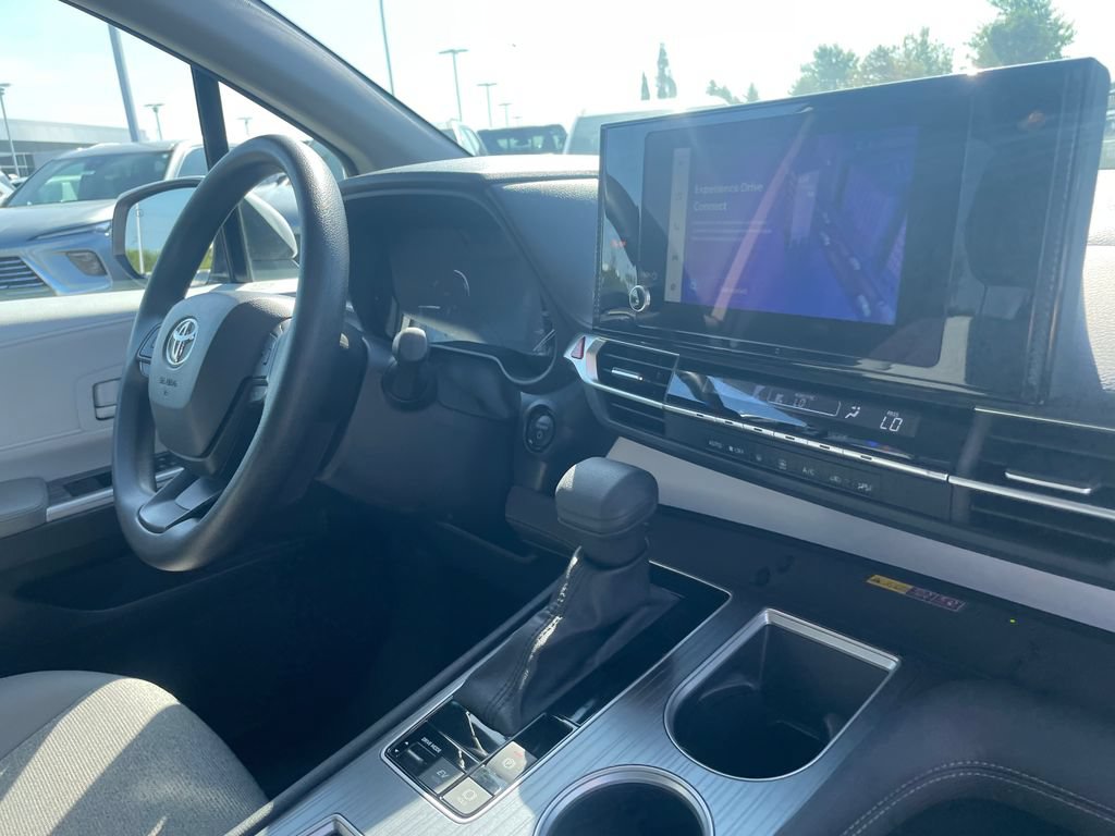 Used 2025 Toyota Sienna LE FWD image 29