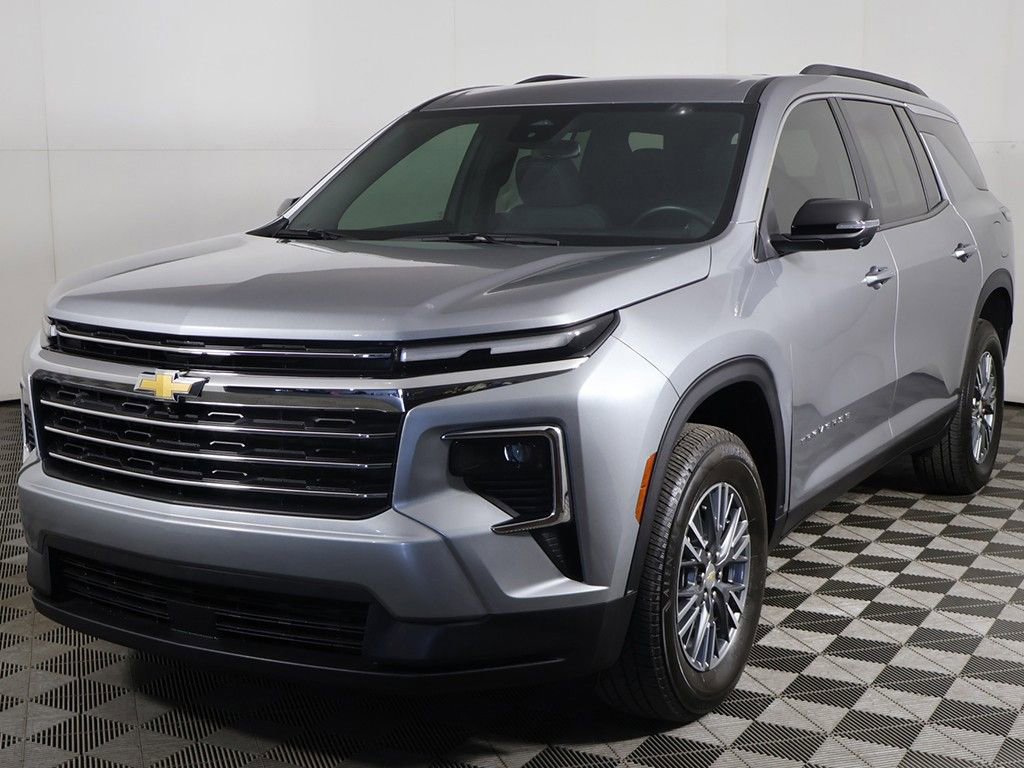 Used 2025 Chevrolet Traverse LT w/ Driver Confidence Package FWD image 9