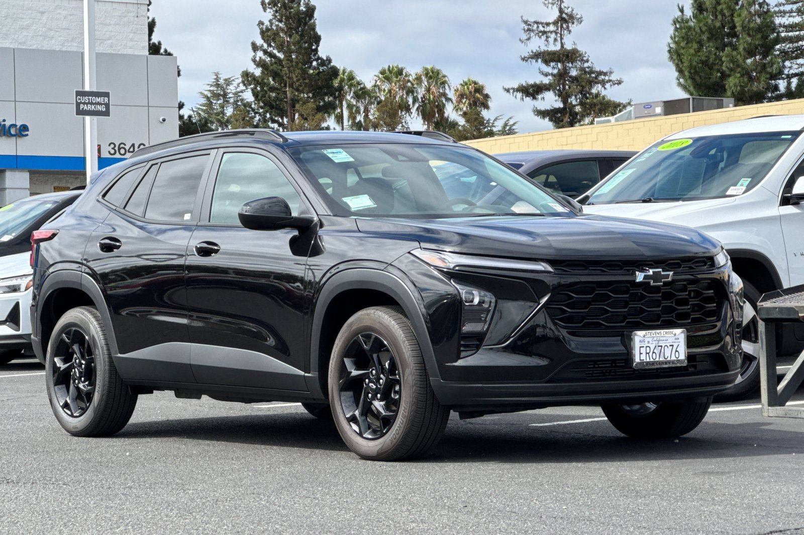 Used 2026 Chevrolet Trax LT w/ Midnight Edition FWD image 2