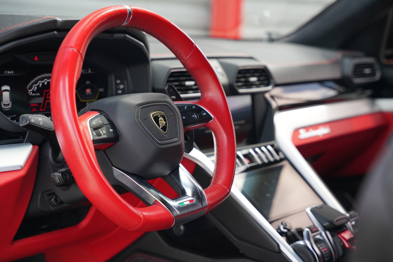Used 2019 Lamborghini Urus AWD/4WD image 15