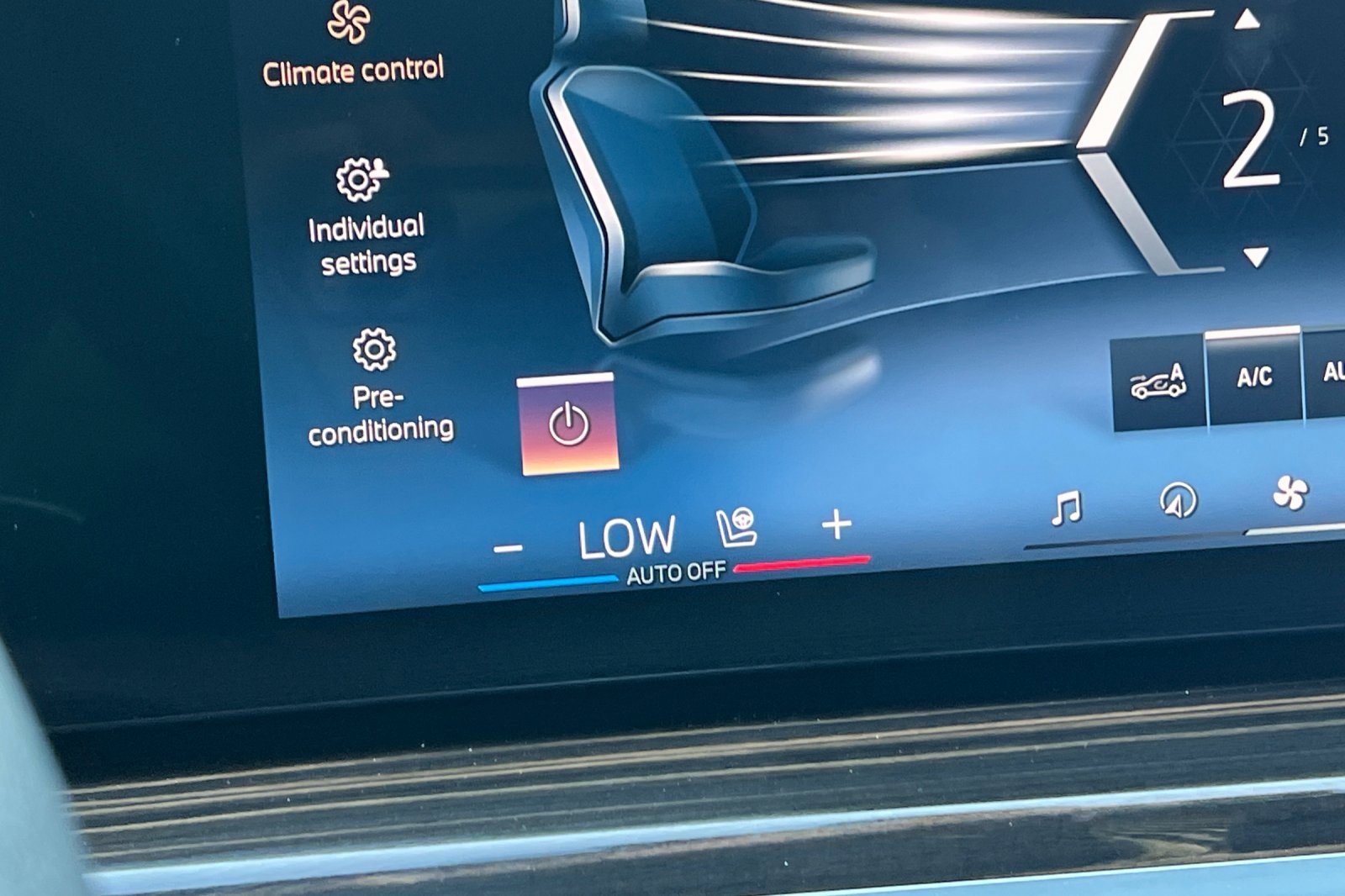 Used 2025 BMW X7 xDrive40i w/ Climate Comfort Package image 28