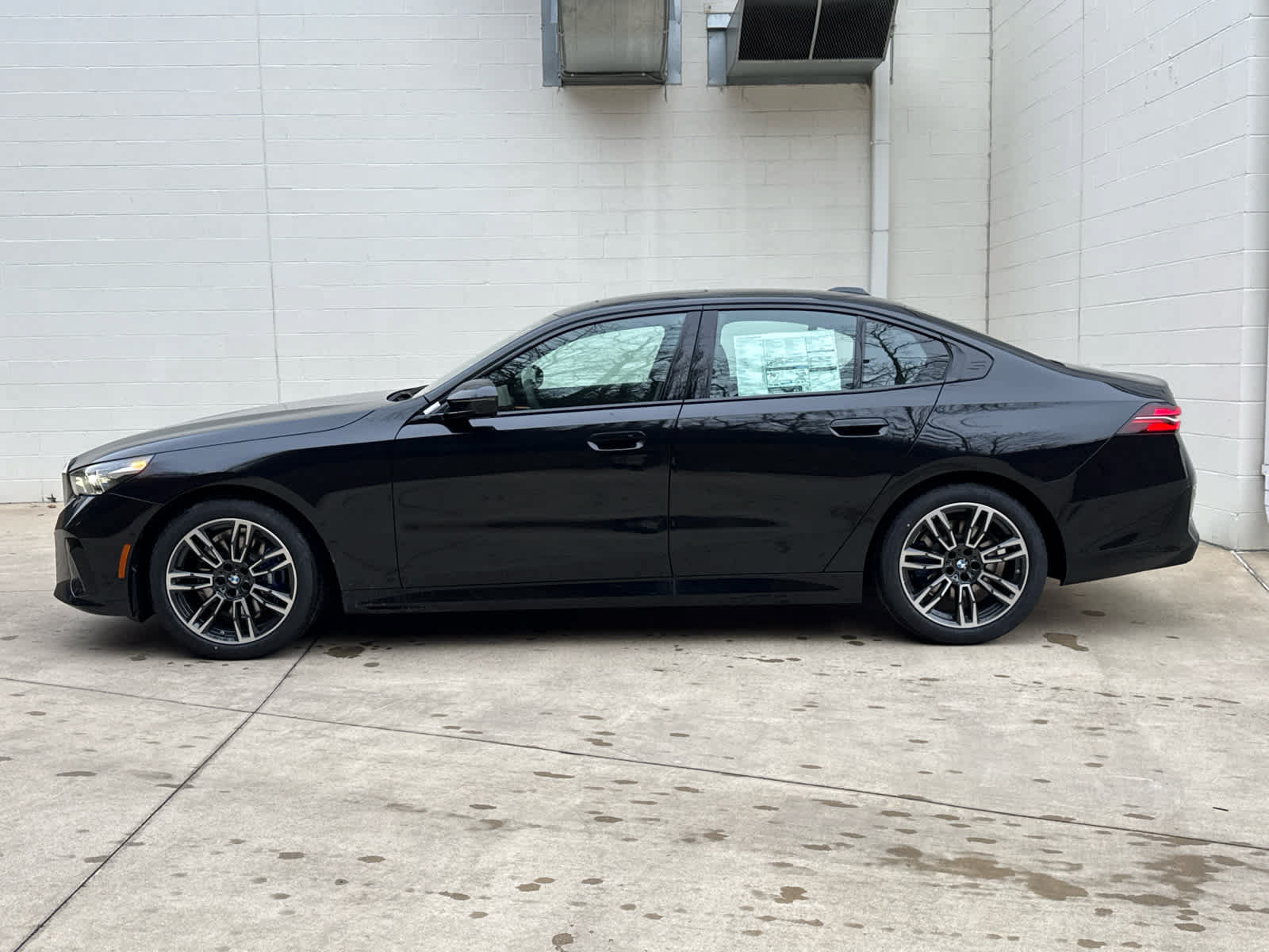 Used 2026 BMW 530i xDrive w/ M Sport Package AWD/4WD image 5