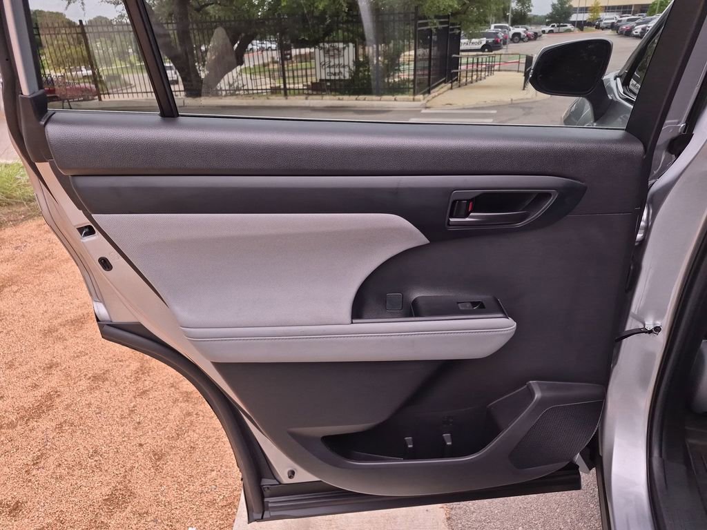 Used 2023 Toyota Highlander L FWD image 33