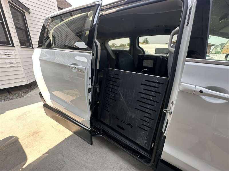 Used 2022 Chrysler Voyager LX FWD image 37