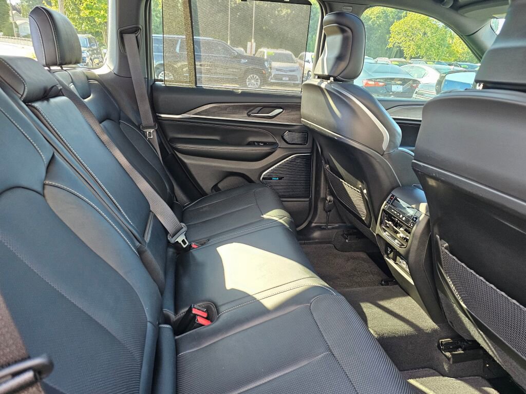 Used 2024 Jeep Grand Cherokee Overland w/ Advanced Protech Group III image 10