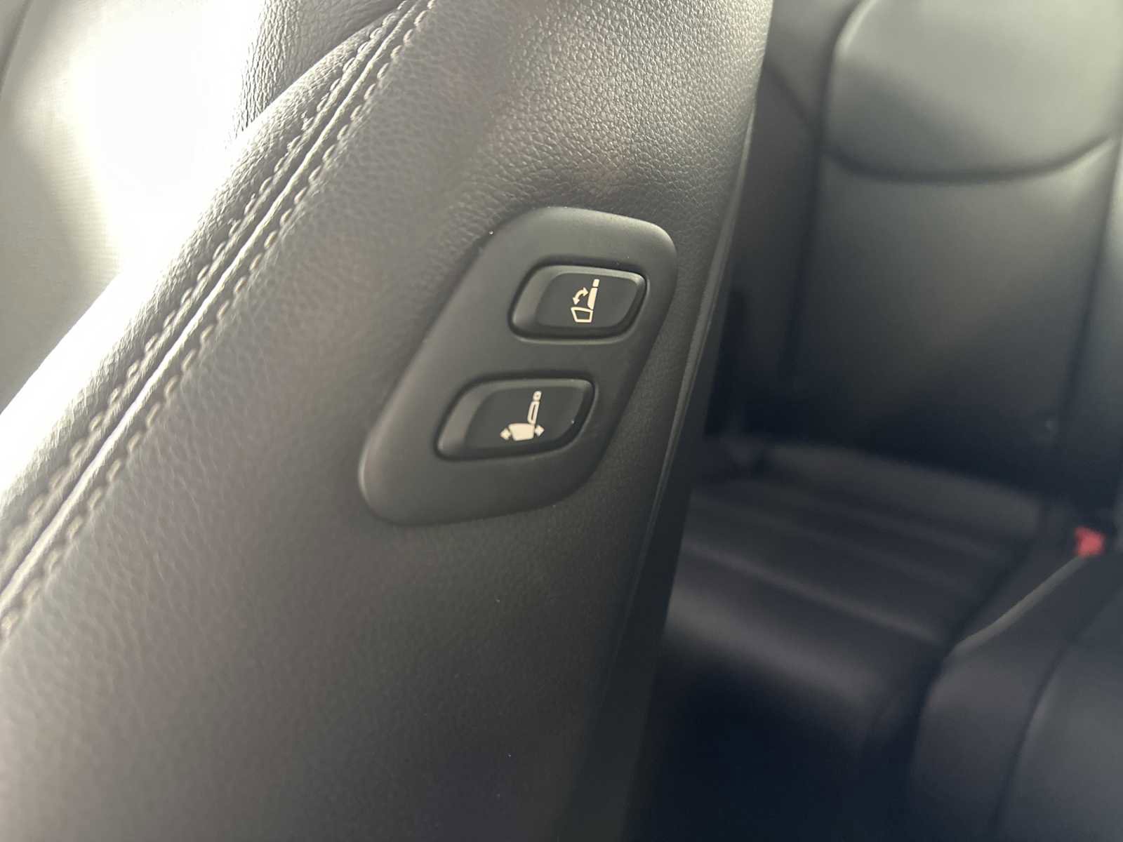 Used 2023 Genesis GV70 2.5T w/ Advanced Package image 22