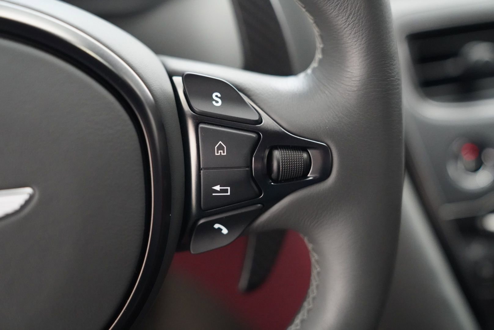 Used 2023 Aston Martin DBS Coupe image 46