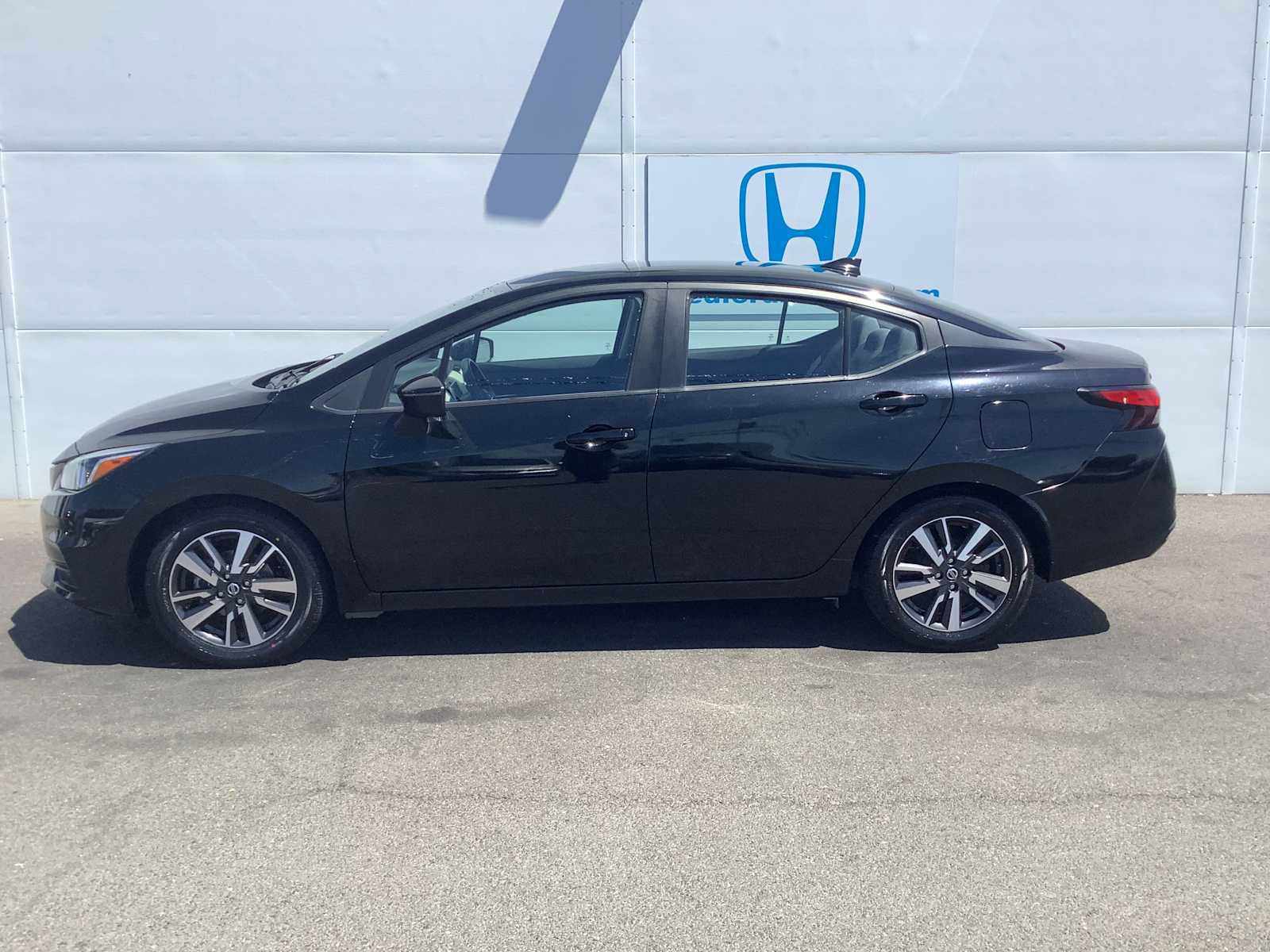 Used 2020 Nissan Versa SV FWD image 2