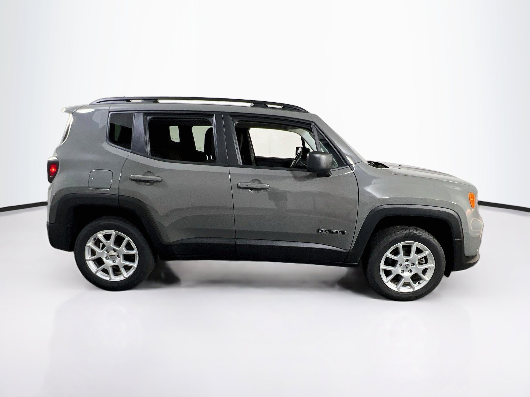 Used 2022 Jeep Renegade Latitude w/ Convenience Group AWD/4WD image 4