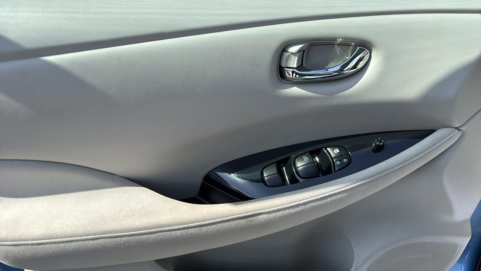 Used 2011 Nissan Leaf SL image 12