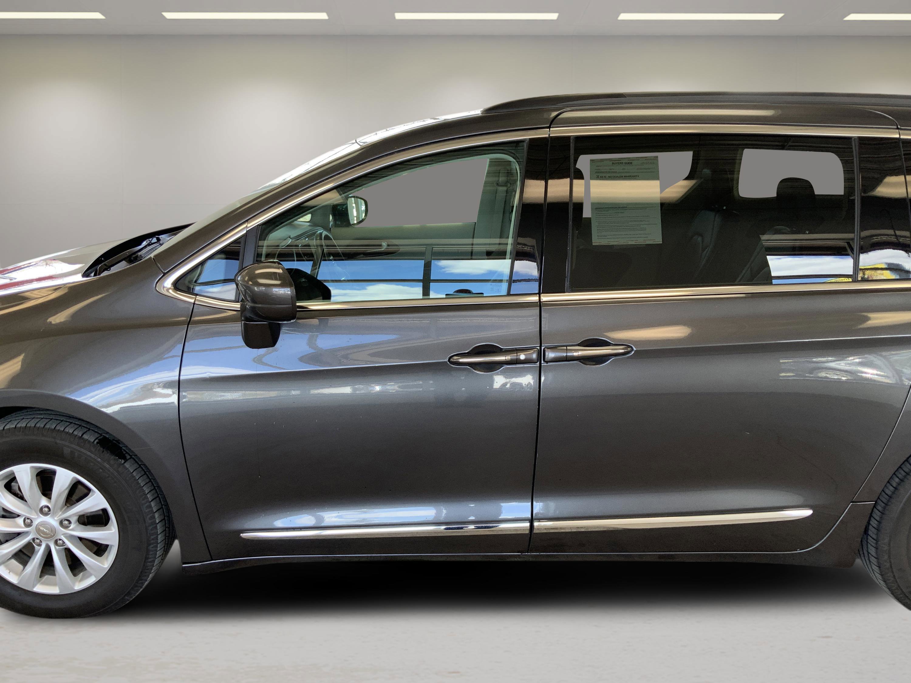 Used 2017 Chrysler Pacifica Touring-L FWD image 23