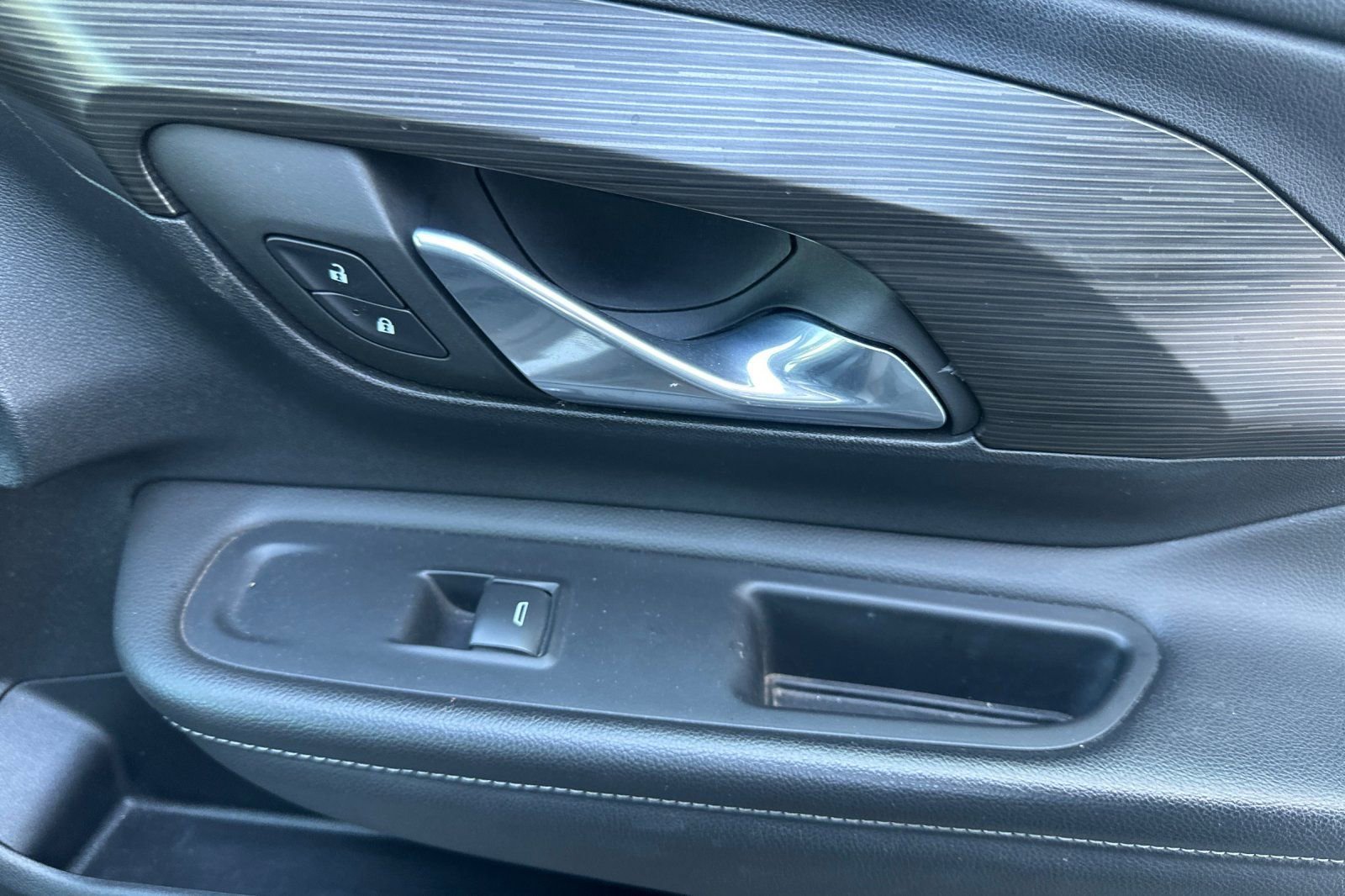 Used 2023 GMC Terrain SLT image 21