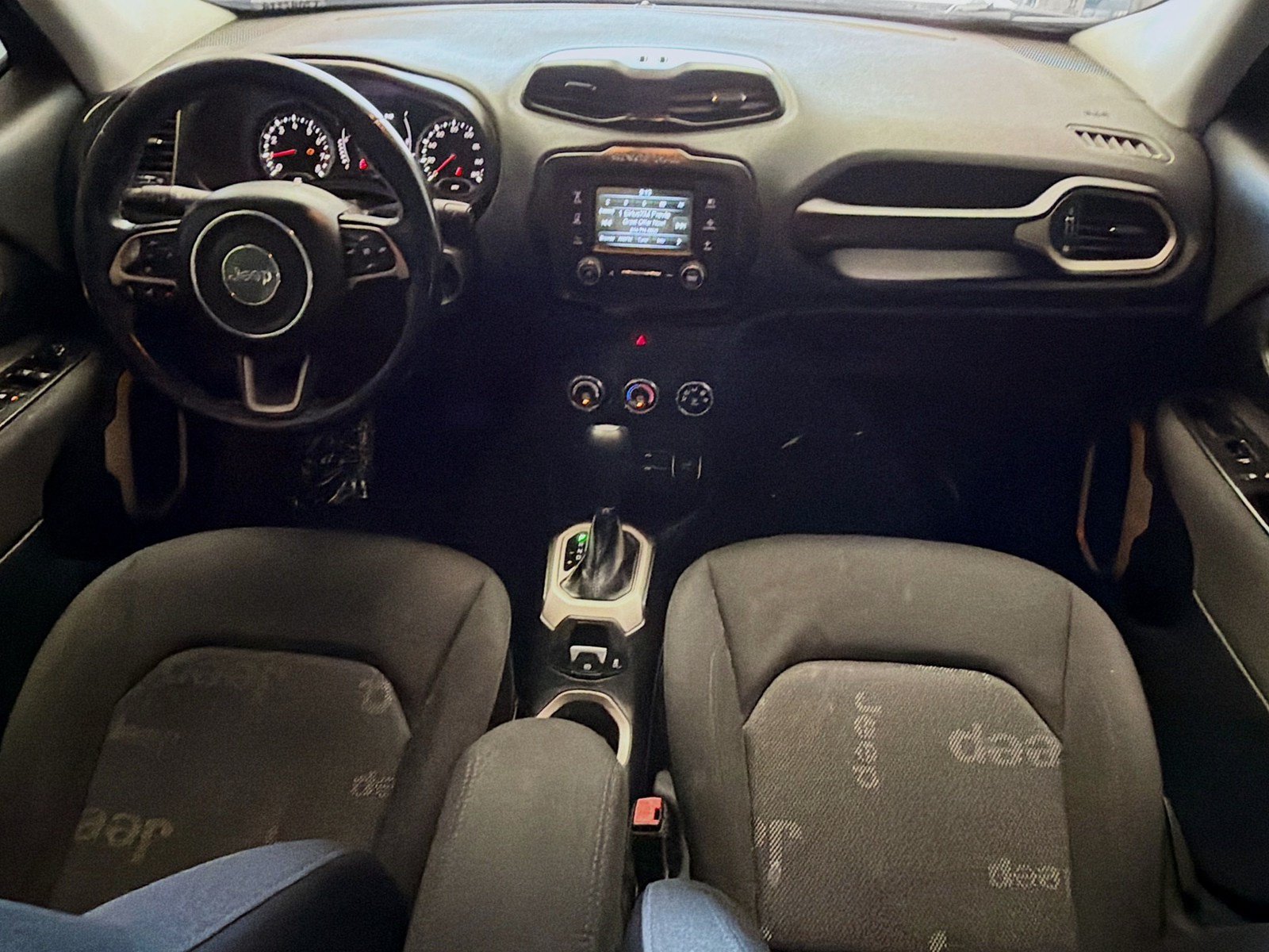 Used 2016 Jeep Renegade Latitude FWD image 12