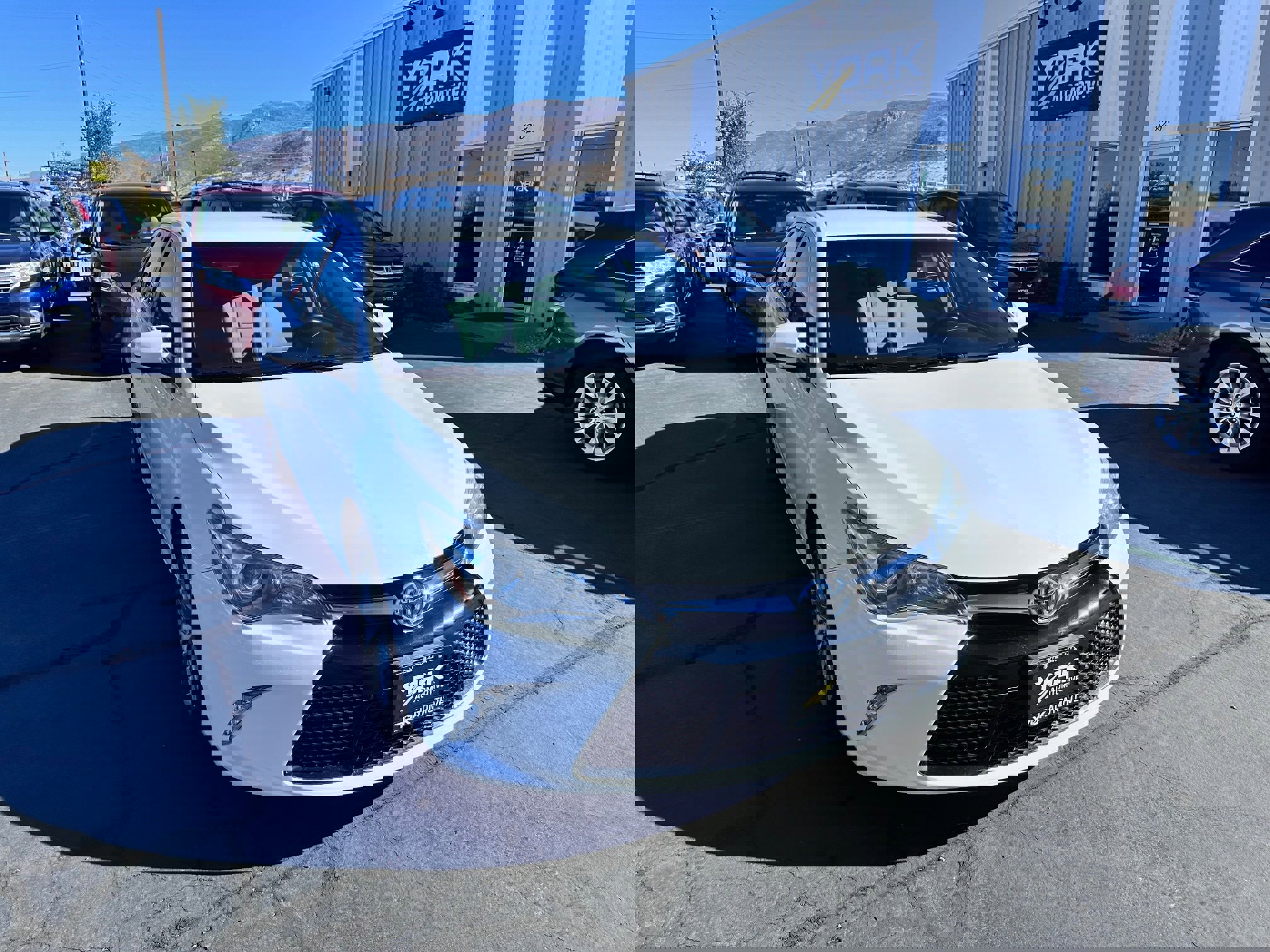 Used 2017 Toyota Camry SE image 1