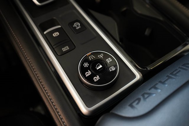 Used 2024 Nissan Pathfinder SV image 29