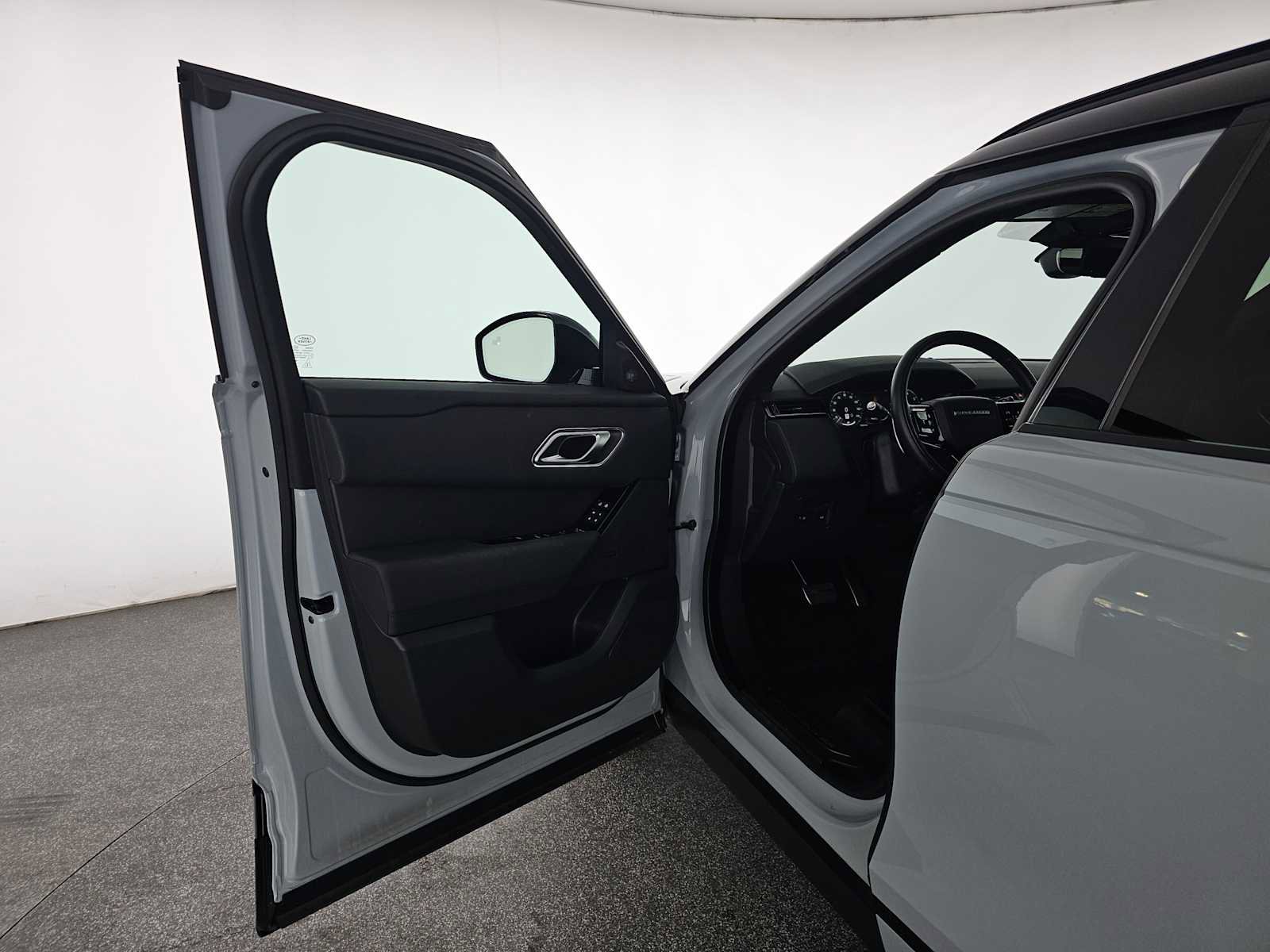 Used 2025 Land Rover Range Rover Velar Dynamic SE image 19