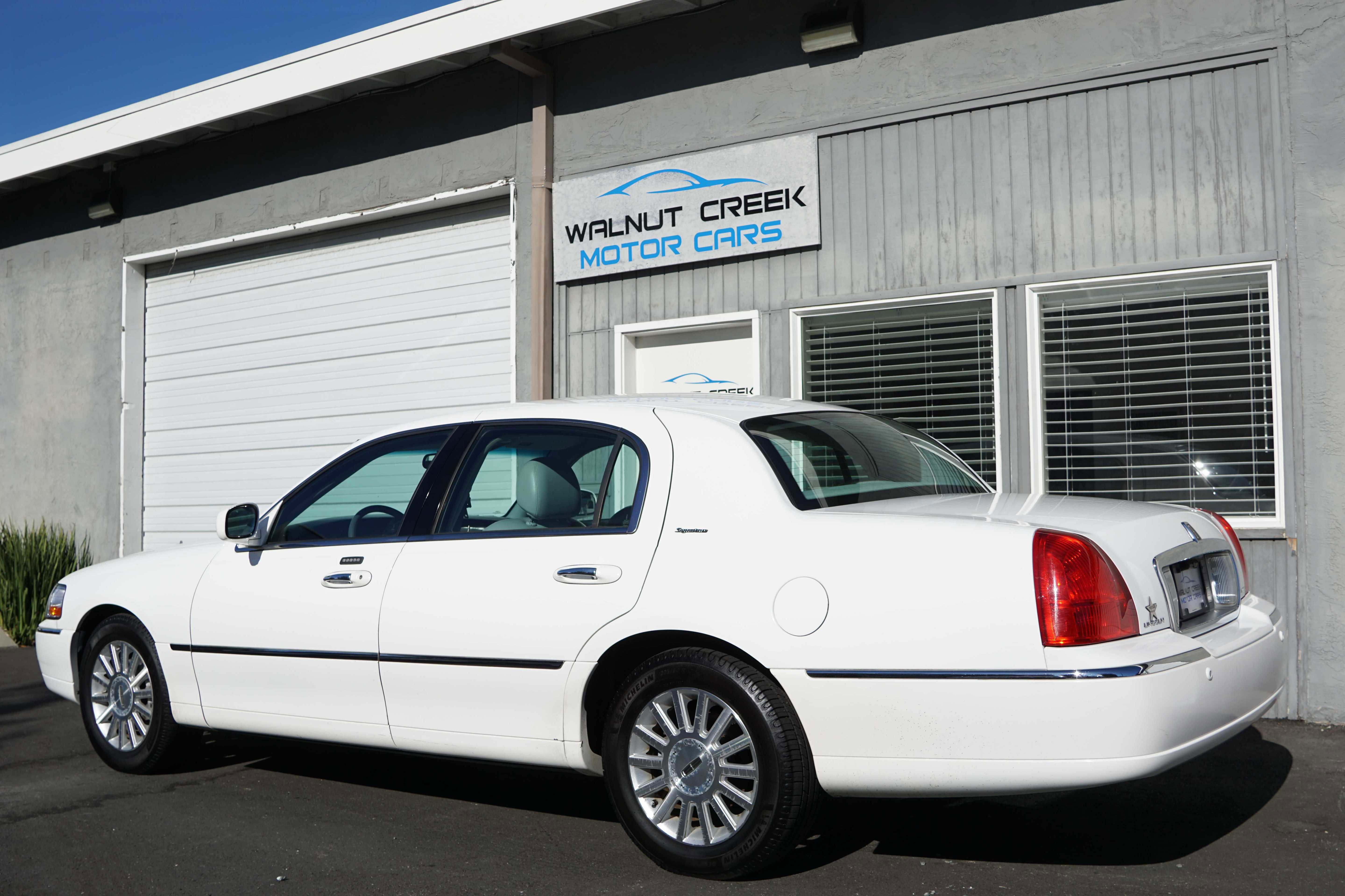 Used 2004 Lincoln Town Car Signature image 17