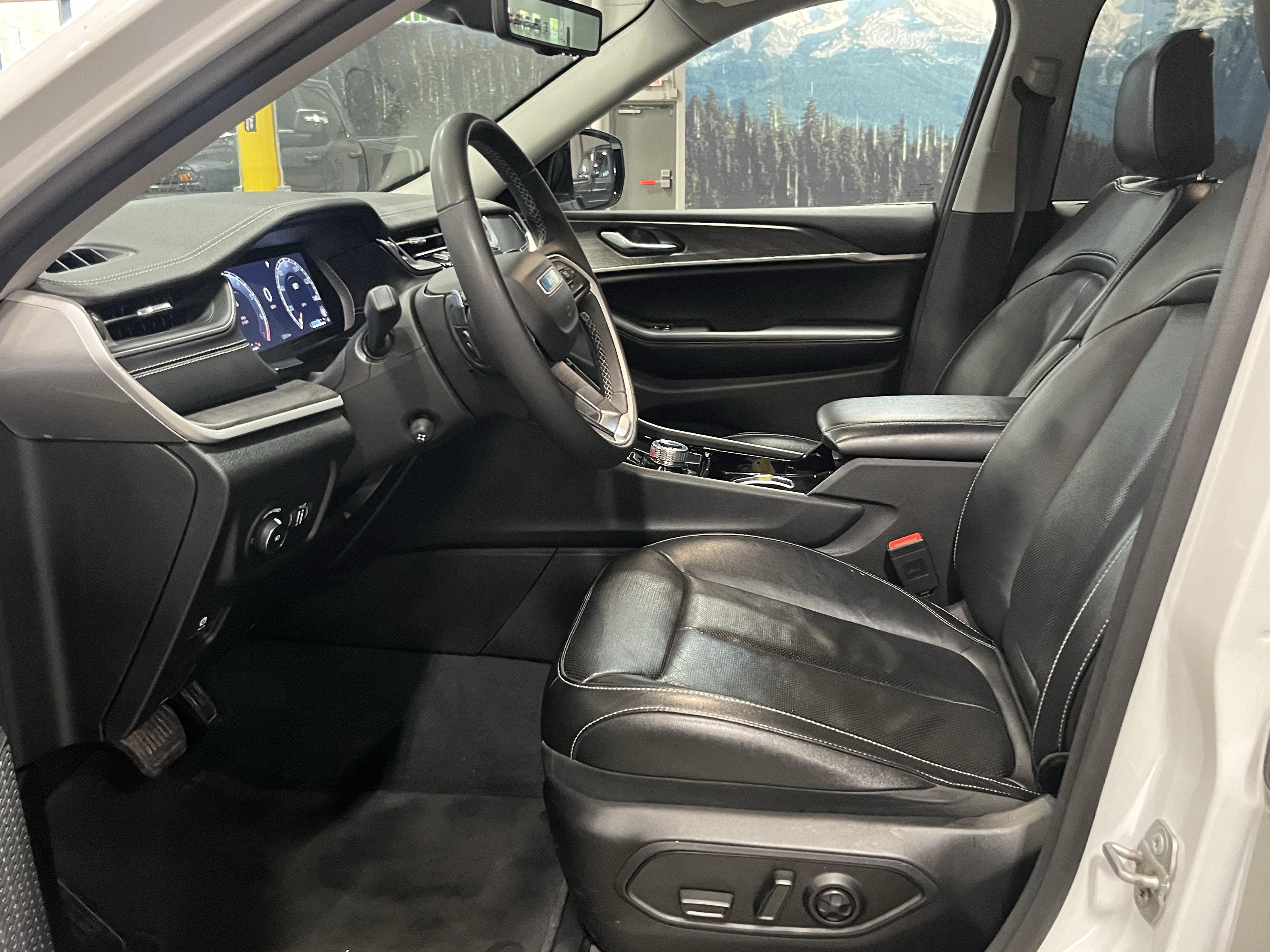 Used 2023 Jeep Grand Cherokee Limited w/ Luxury Tech Group II AWD/4WD image 10