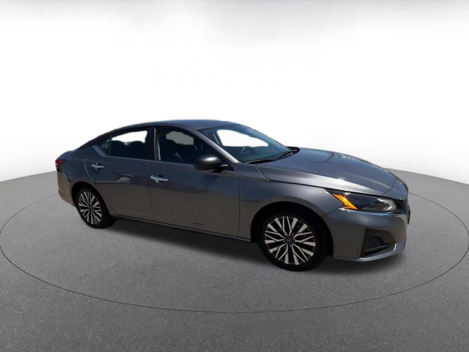 Used 2024 Nissan Altima 2.5 SV FWD image 2