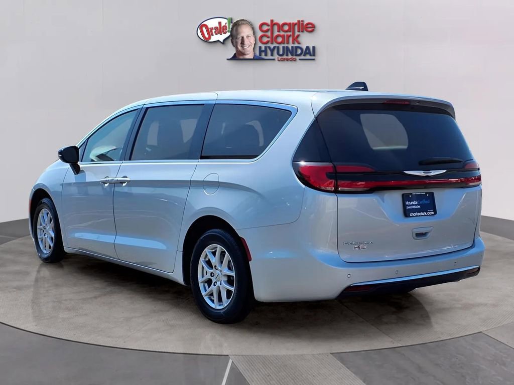 Used 2024 Chrysler Pacifica Touring-L image 3
