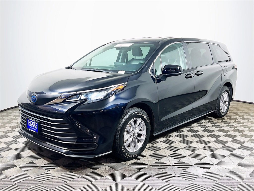 Certified 2024 Toyota Sienna LE image 4