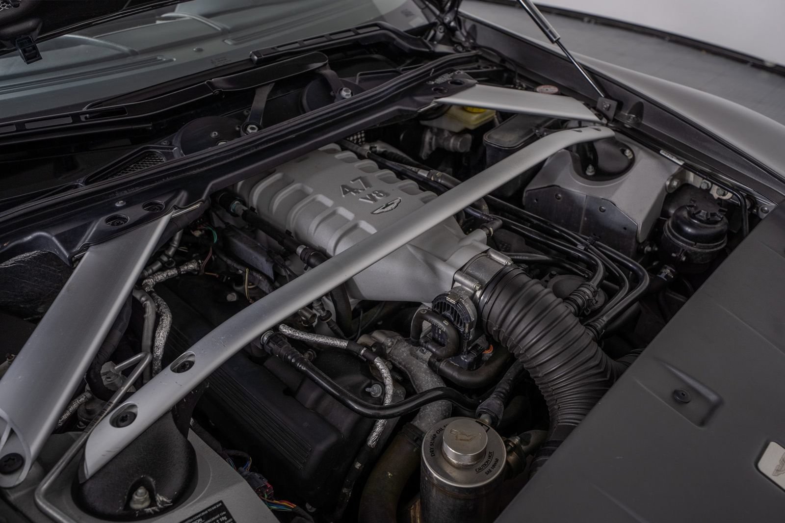 Used 2012 Aston Martin V8 Vantage Roadster RWD image 35