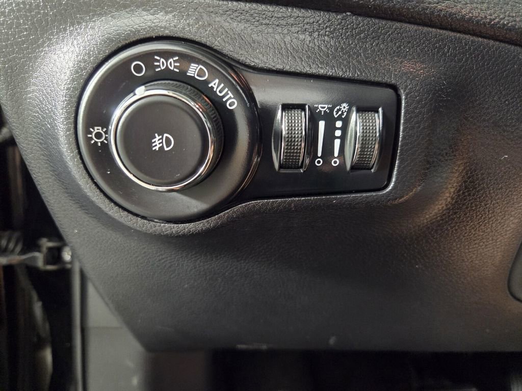 Used 2019 Jeep Compass Latitude FWD image 17