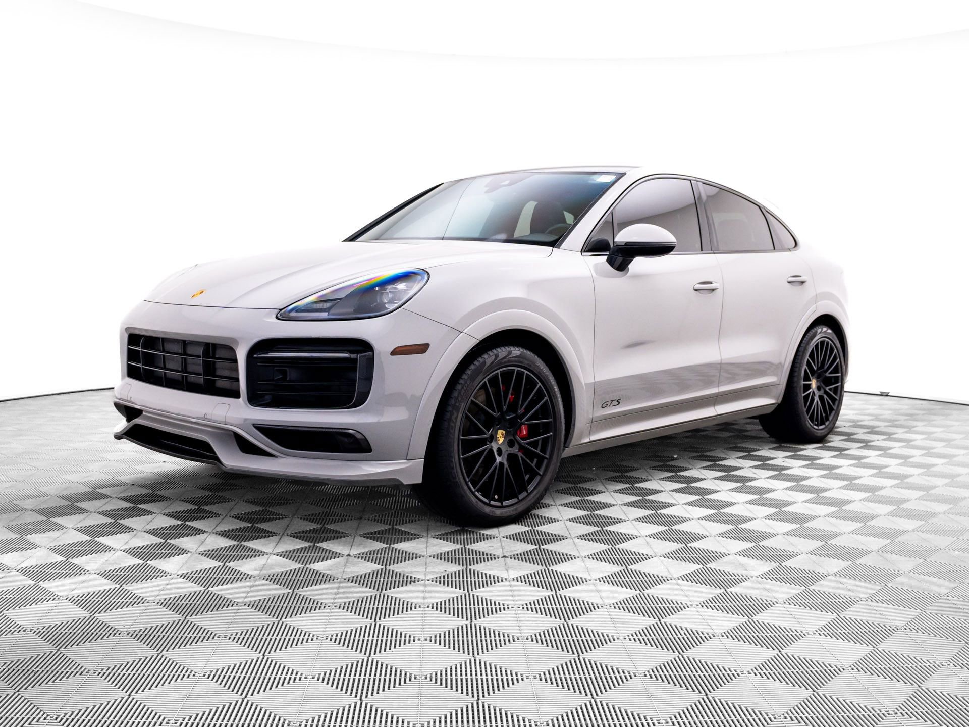 Used 2022 Porsche Cayenne GTS AWD/4WD image 1