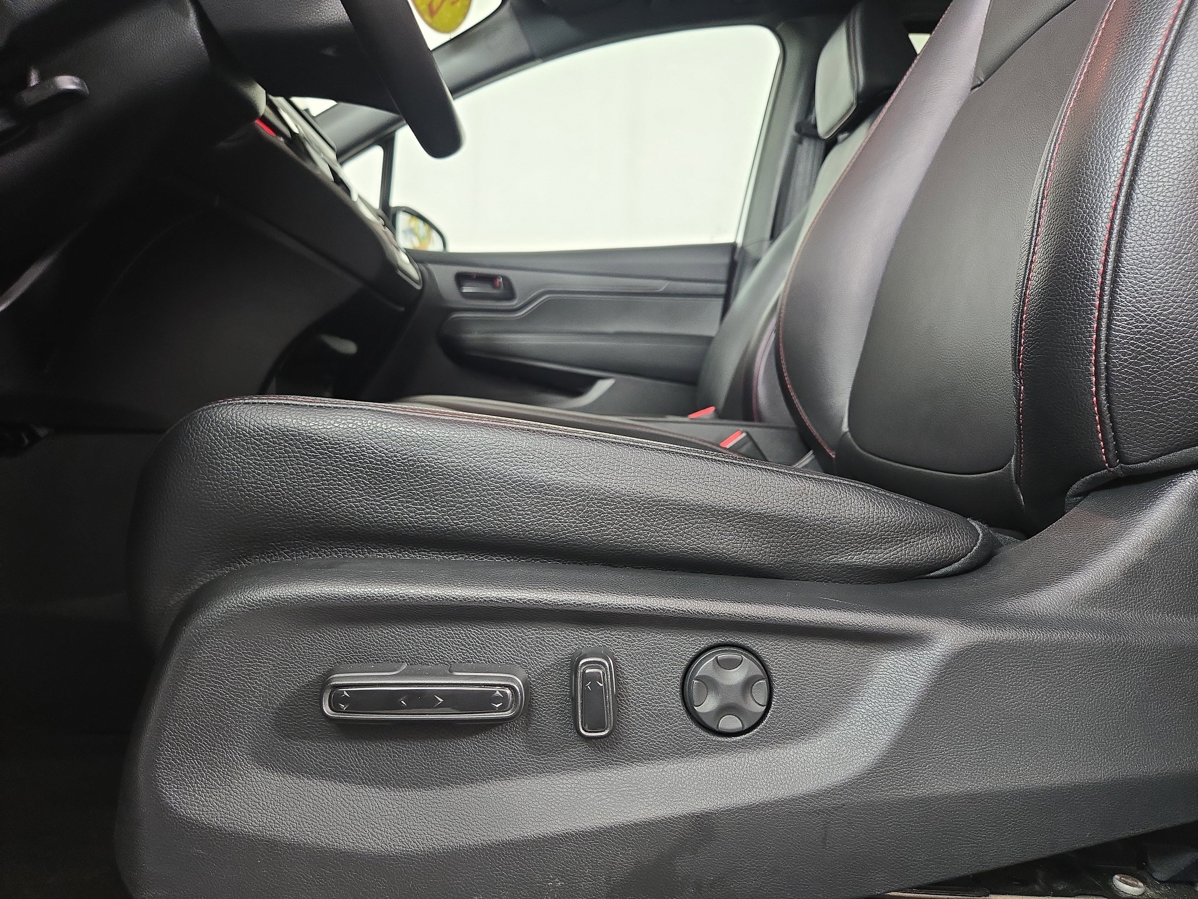 Used 2025 Honda Odyssey Sport-L image 32